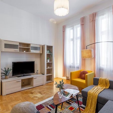 Central Gozsdu Apartment In The Party Street 布达佩斯 外观 照片