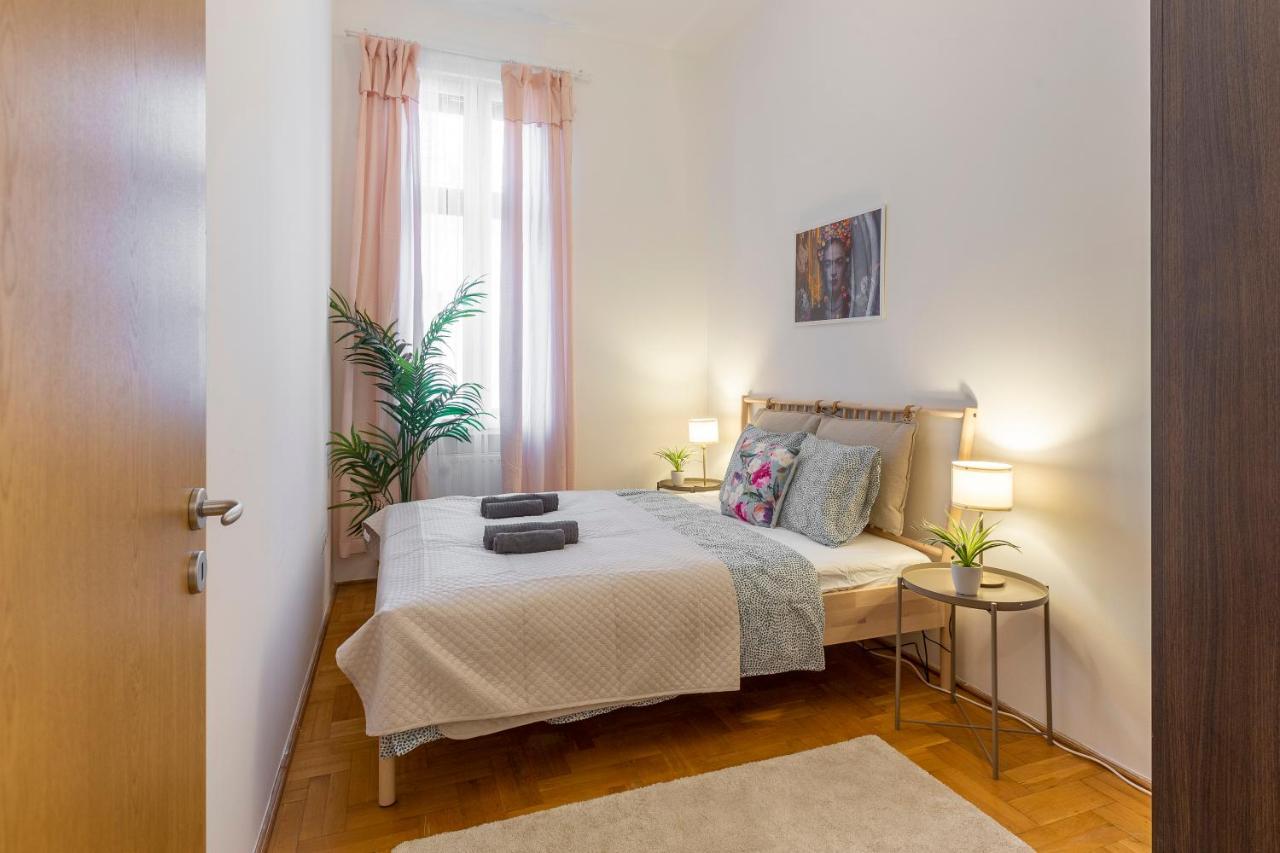 Central Gozsdu Apartment In The Party Street 布达佩斯 外观 照片