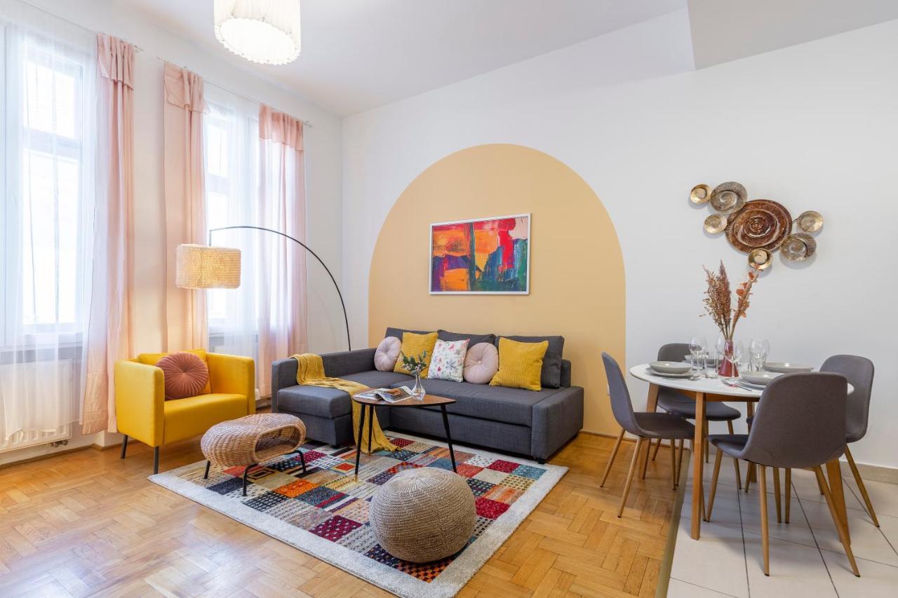 Central Gozsdu Apartment In The Party Street 布达佩斯 外观 照片