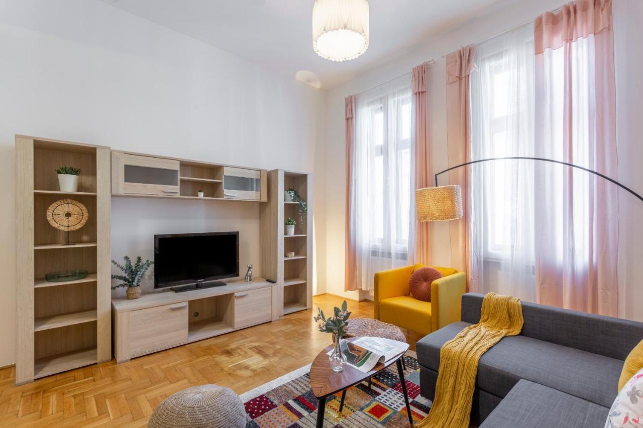 Central Gozsdu Apartment In The Party Street 布达佩斯 外观 照片