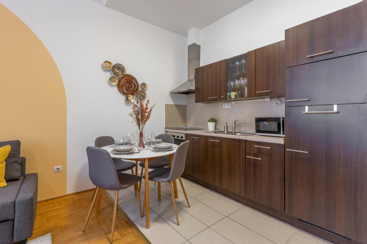 Central Gozsdu Apartment In The Party Street 布达佩斯 外观 照片