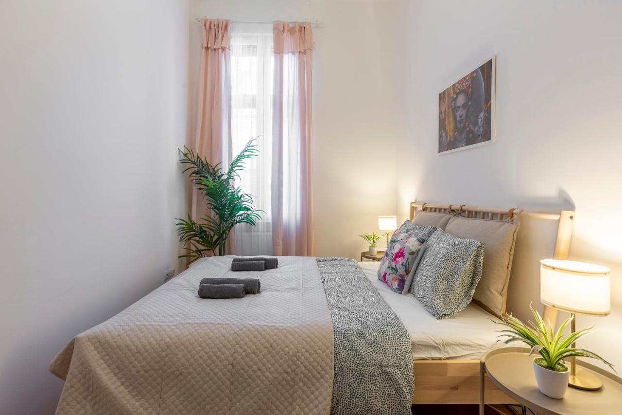 Central Gozsdu Apartment In The Party Street 布达佩斯 外观 照片