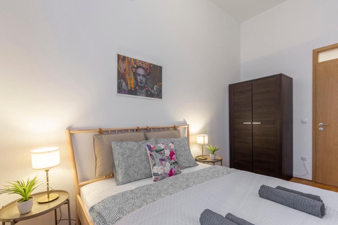 Central Gozsdu Apartment In The Party Street 布达佩斯 外观 照片